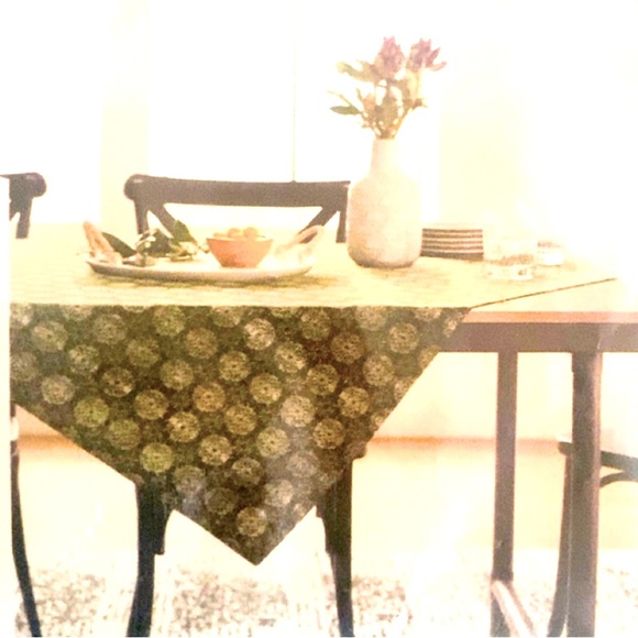 Table/Picnic Throw.  Color Green/White 💚 - Picture 4 of 6
